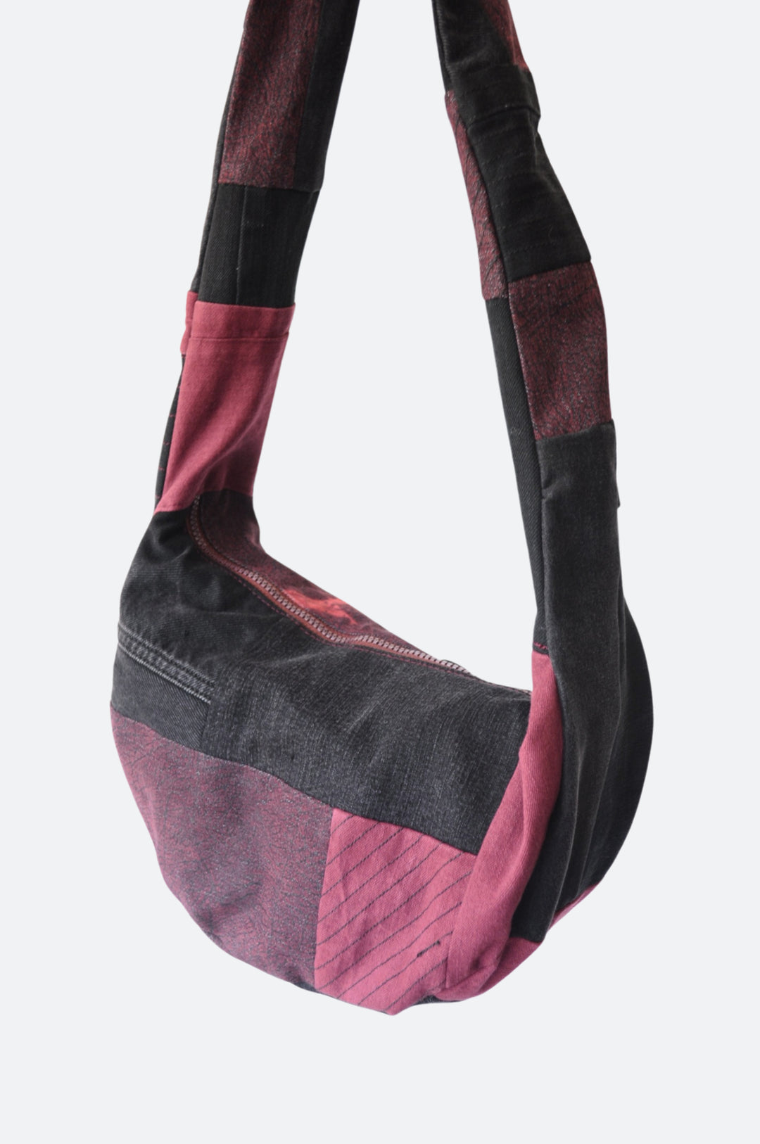 Voorkant - Crossbody bag van bordeauxrode en zwarte denim in patchwork stijl – handgemaakt en gevoerd met reststof materiaal - Rotterdam - Sevaes