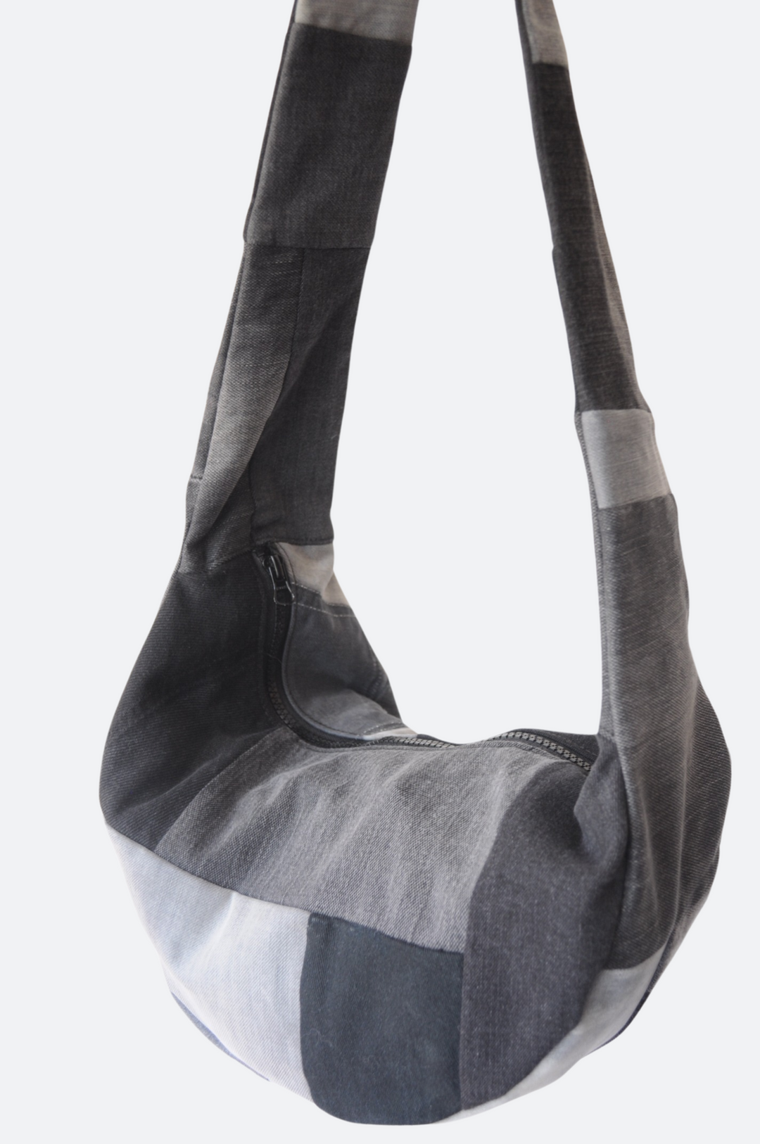Handgemaakte crossbody tas van zwart-grijs patchwork denim, upcycled en gevoerd met reststof materiaal – uniek ontwerp uit Rotterdam - Sevaes
