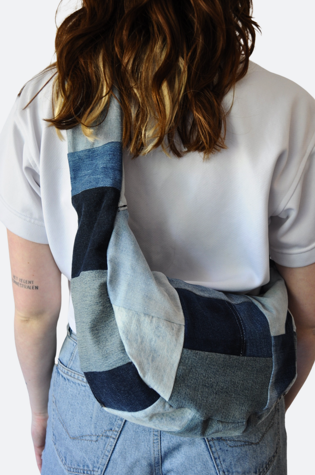 Achterkant - blauwe patchwork crossbody bag van upcycled denim – handgemaakt, duurzaam en unisex - Sevaes