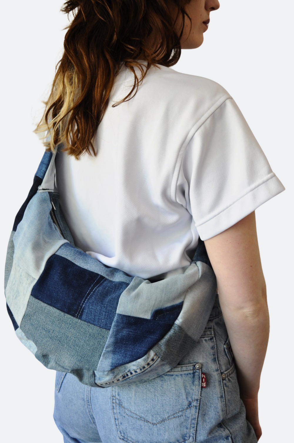 zijkant - blauwe patchwork crossbody bag van upcycled denim – handgemaakt, duurzaam en unisex - Sevaes