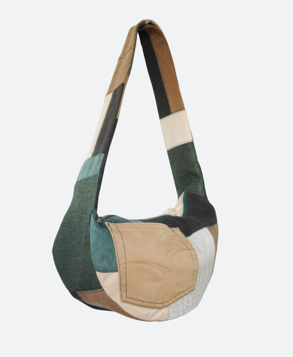 Handgemaakte patchwork crossbody tas in groen, beige en bruin tinten, gemaakt van upcycled denim en katoen - Sevaes