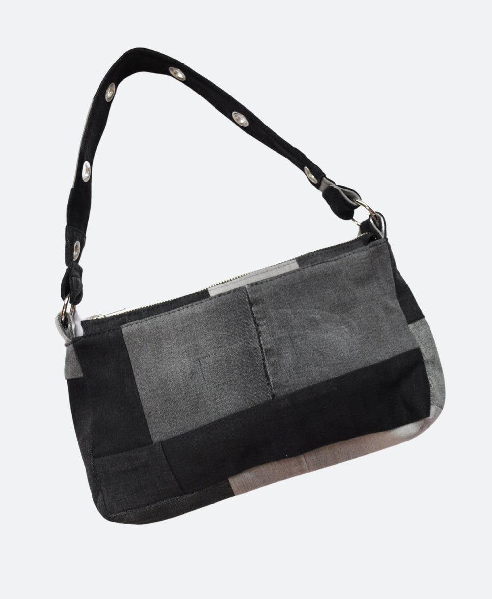 Achterkant - Zwart-Grijze Patchwork Denim 90s Bag –  upcycled van oude denim broeken, handgemaakt in Rotterdam - Sevaes