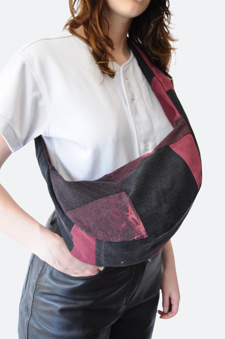 Crossbody tas van bordeauxrode en zwarte denim in patchwork stijl – handgemaakt en gevoerd met reststof materiaal - Rotterdam - Sevaes