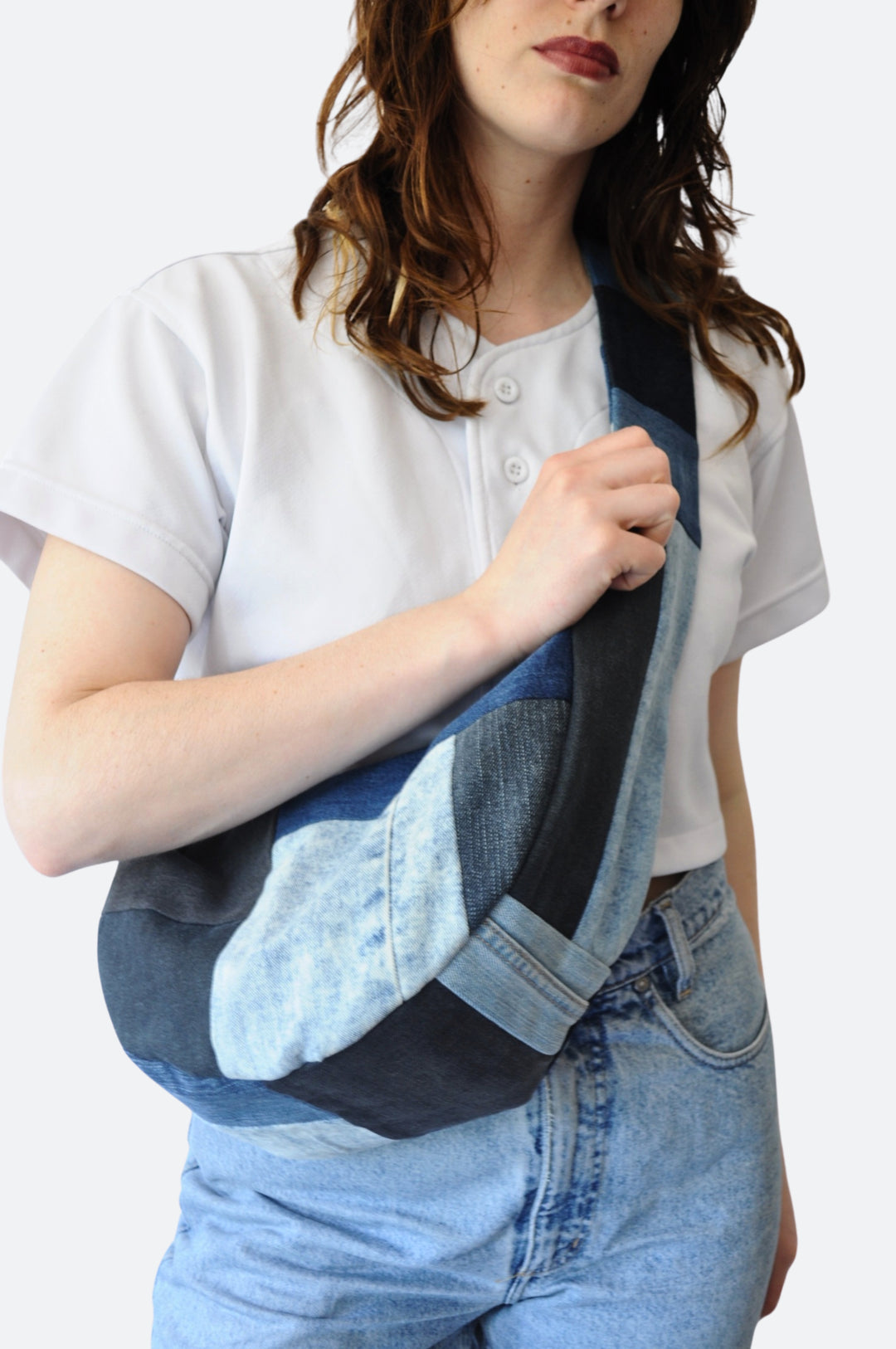 Voorkant - Patchwork denim crossbody bag in blauwtinten – duurzame, handgemaakte tas van upcycled jeans uit Rotterdam - Sevaes
