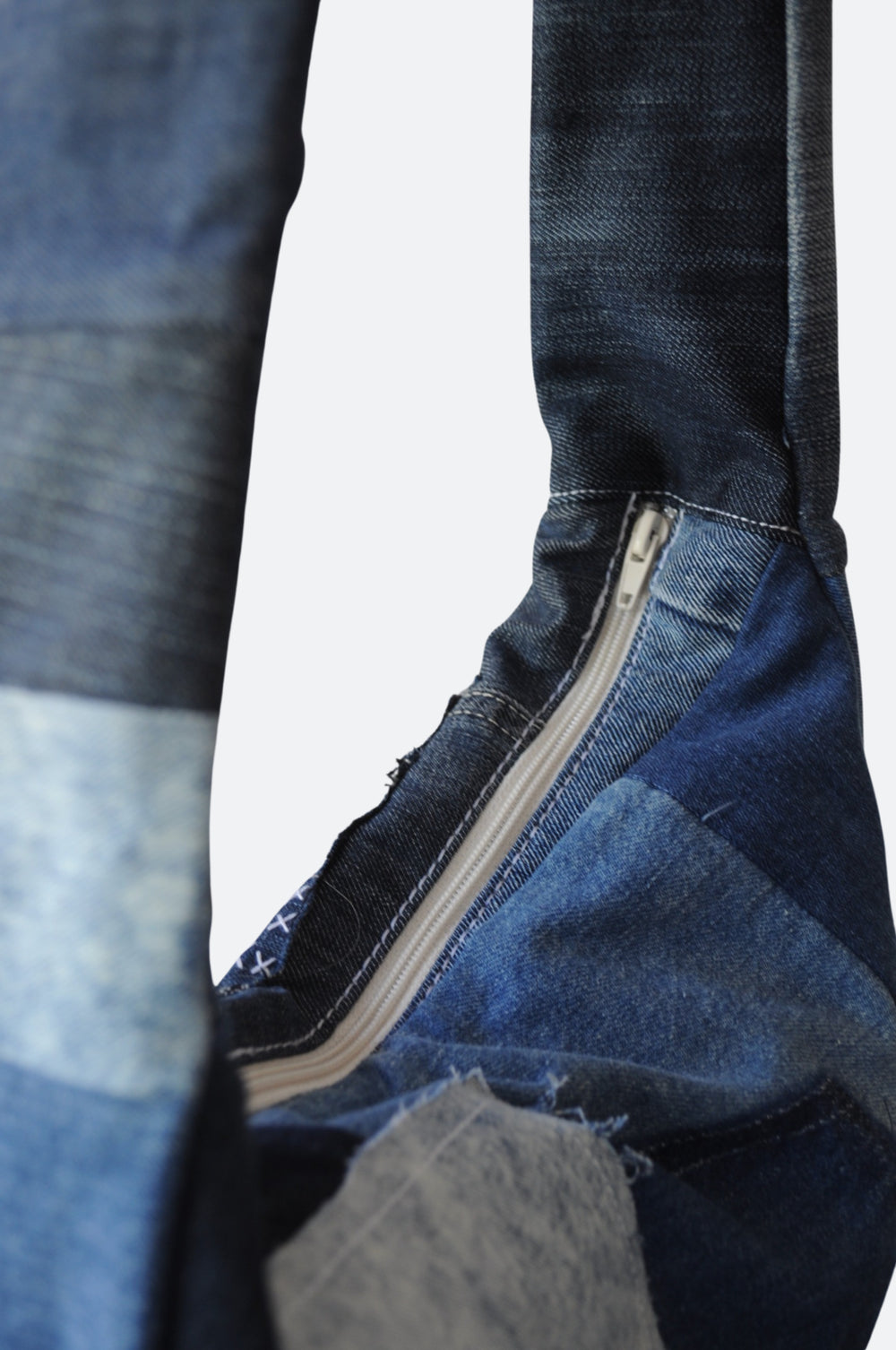 Detail - Denim patchwork crossbody tas met Sashiko-stiksels – handgemaakt van upcycled jeans in Rotterdam - Sevaes