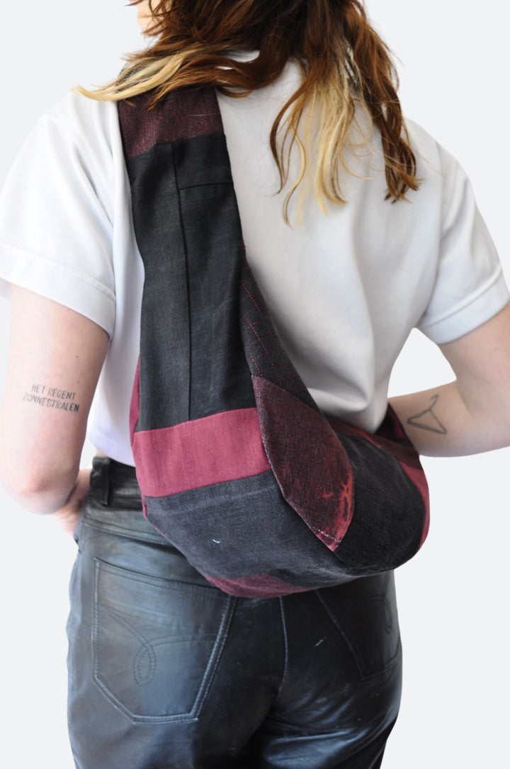 Achterkant - Crossbody bag van bordeauxrode en zwarte denim in patchwork stijl – handgemaakt en gevoerd met reststof materiaal - Rotterdam - Sevaes