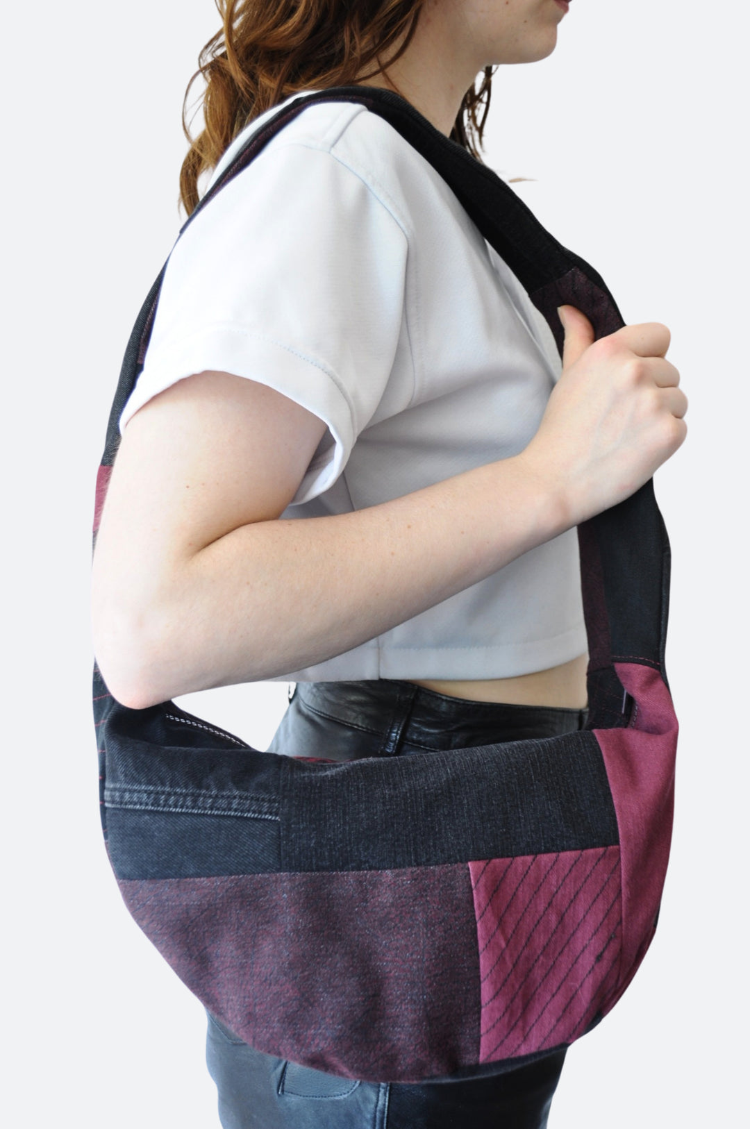 Zijkant - Crossbody tas van bordeauxrode en zwarte denim in patchwork stijl – handgemaakt en gevoerd met reststof materiaal - Rotterdam - Sevaes