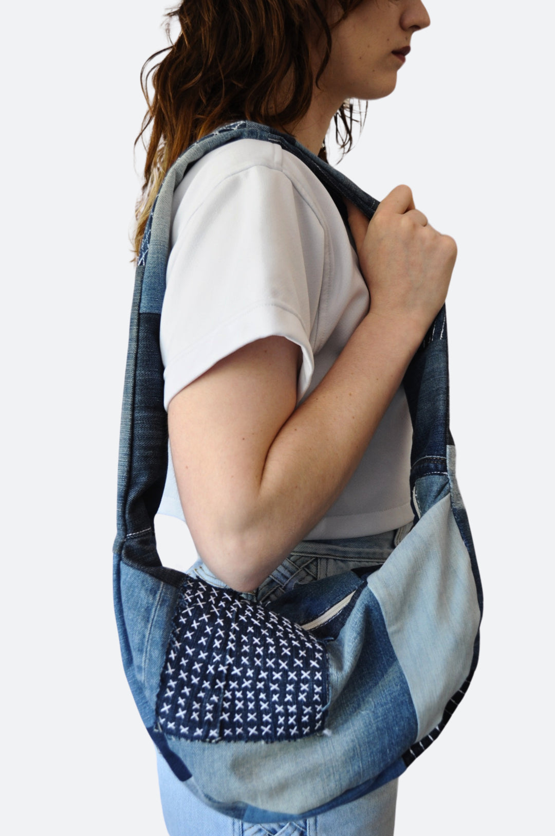 Zijkant - Denim patchwork crossbody tas met Sashiko-stiksels – handgemaakt van upcycled jeans in Rotterdam - Sevaes