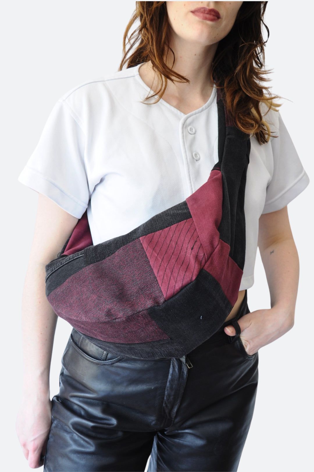 Voorkant - Crossbody bag van bordeauxrode en zwarte denim in patchwork stijl – handgemaakt en gevoerd met reststof materiaal - Rotterdam - Sevaes