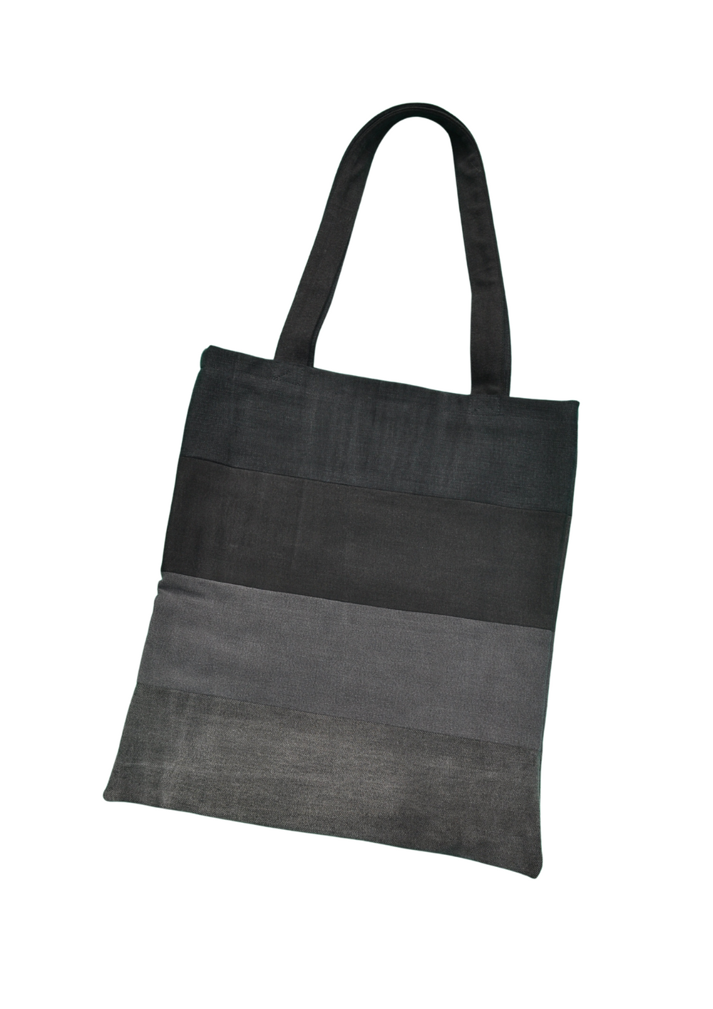 Achterkant - Handgemaakte zwarte denim tote bag van upcycled jeans – duurzaam & uniek van Sevaes