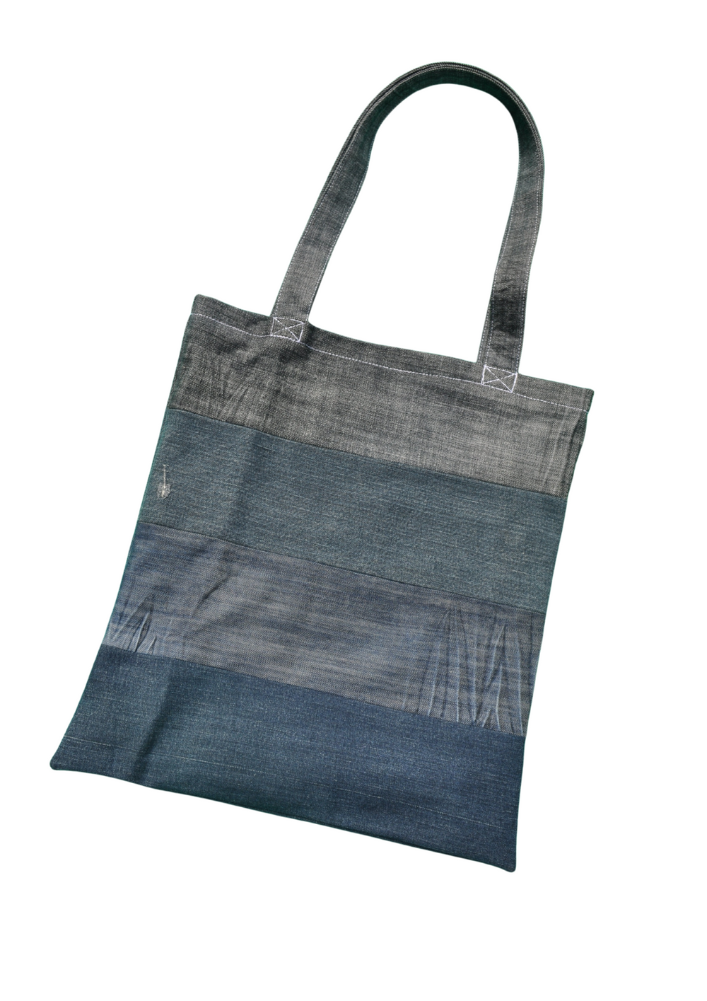 Achterkant - Donkerblauwe patchwork denim tote bag, handgemaakt van upcycled jeans – duurzame shopper uit Rotterdam. Sevaes
