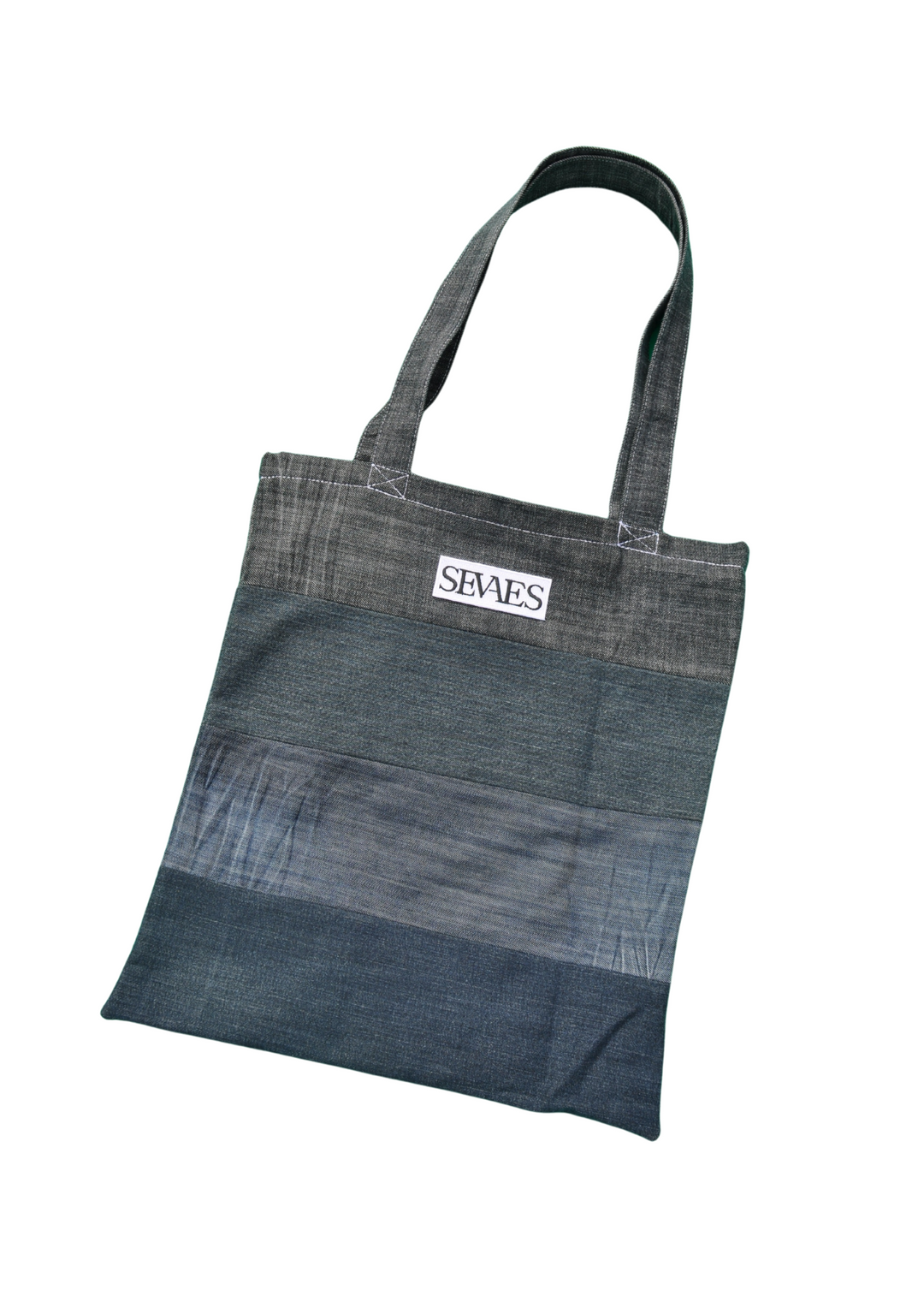 Voorkant - Donkerblauwe patchwork denim tote bag, handgemaakt van upcycled jeans – duurzame shopper uit Rotterdam. Sevaes
