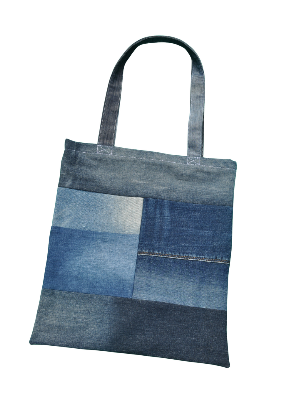 Achterkant - Patchwork Denim Tote Bag handgemaakt van upcycled spijkerbroeken – uniek en duurzaam - Sevaes