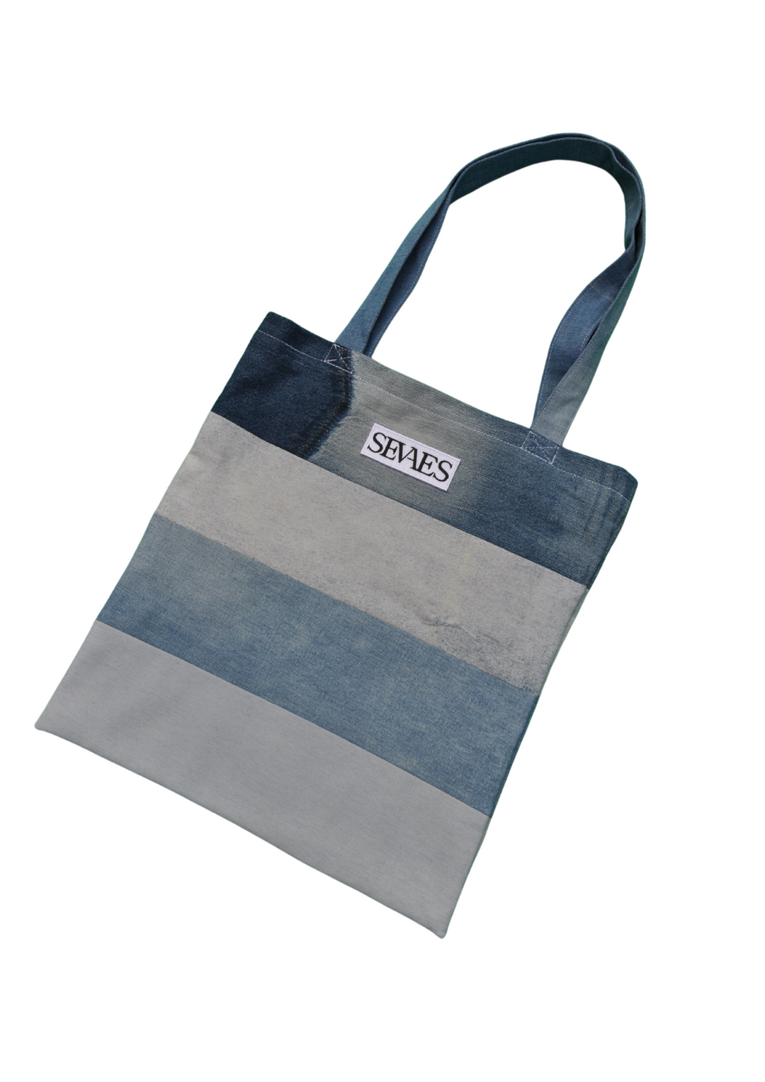 Voorkant - Lichtblauwe patchwork denim tote bag – Upcycled van Jeans - Handgemaakt in Rotterdam - Sevaes