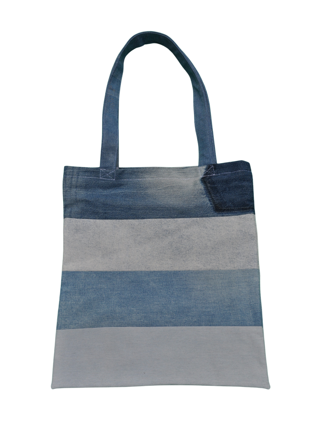 Achterkant - Lichtblauwe patchwork denim tote bag – Upcycled van Jeans - Handgemaakt in Rotterdam - Sevaes