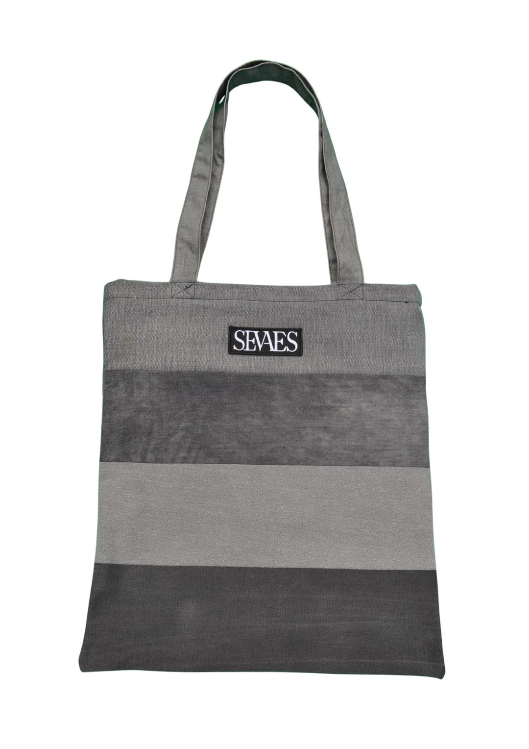 Voorkant - Grijze denim tote bag van upcycled spijkerbroeken – uniek patchwork design - Handgemaakt in Rotterdam - Sevaes