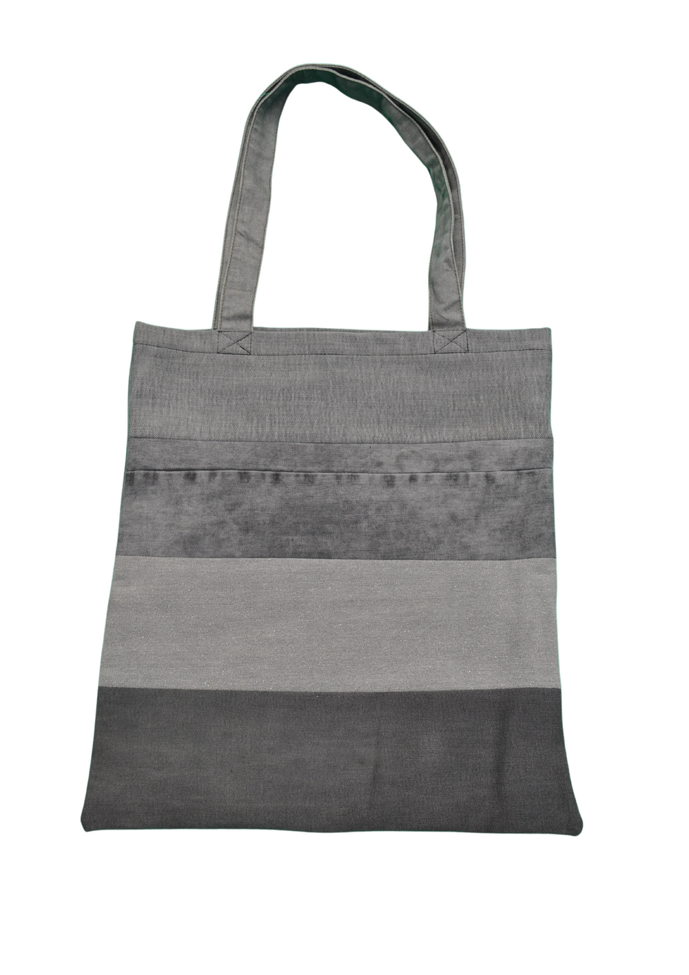 Achterkant - Grijze denim tote bag van upcycled spijkerbroeken – uniek patchwork design - Handgemaakt in Rotterdam - Sevaes