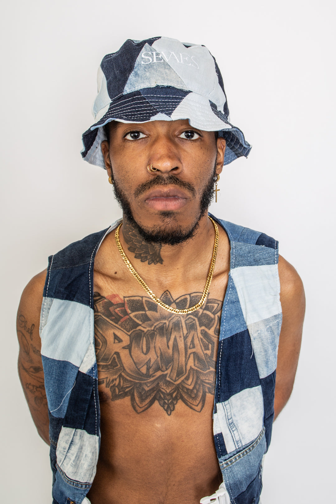 Unisex patchwork bucket hat van upcycled denim, handgemaakt in Rotterdam - Sevaes