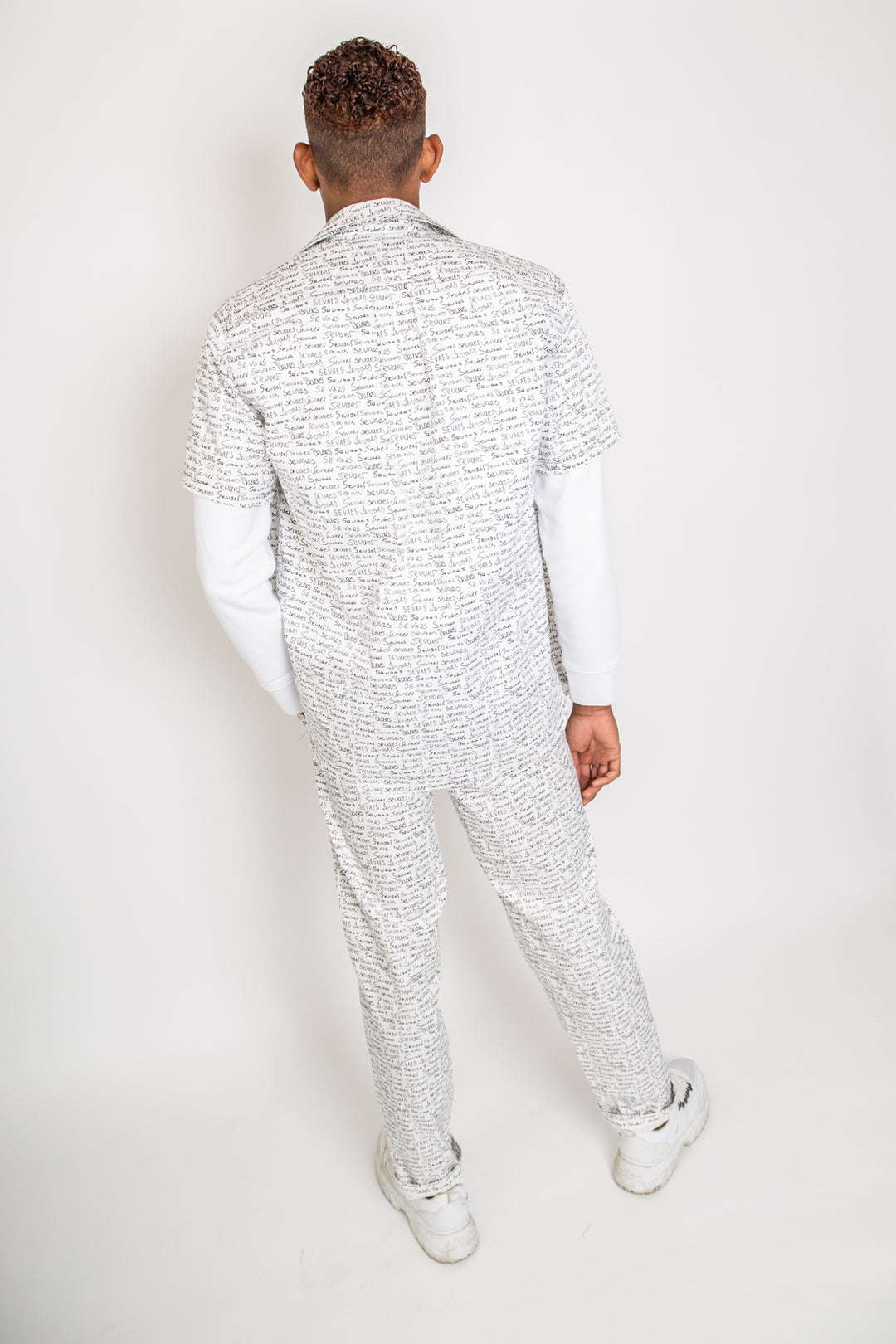 Achterkant Sevaes print heren pantalon en overhemd