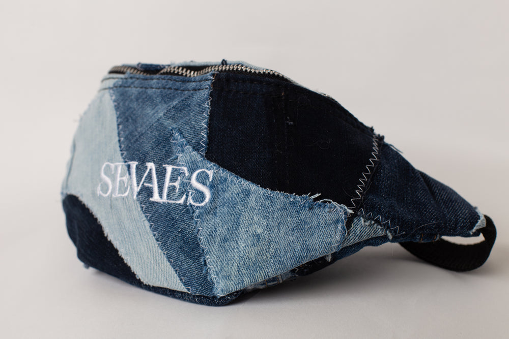 Zijkant - Handgemaakte fanny pack van patchwork denim – upcycled spijkerstof, unisex en verstelbaar - Sevaes