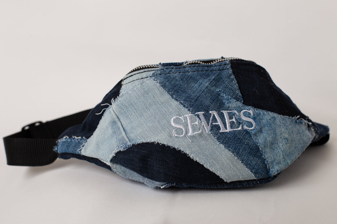 Voorkant - Handgemaakte fanny pack van patchwork denim – upcycled spijkerstof, unisex en verstelbaar - Sevaes