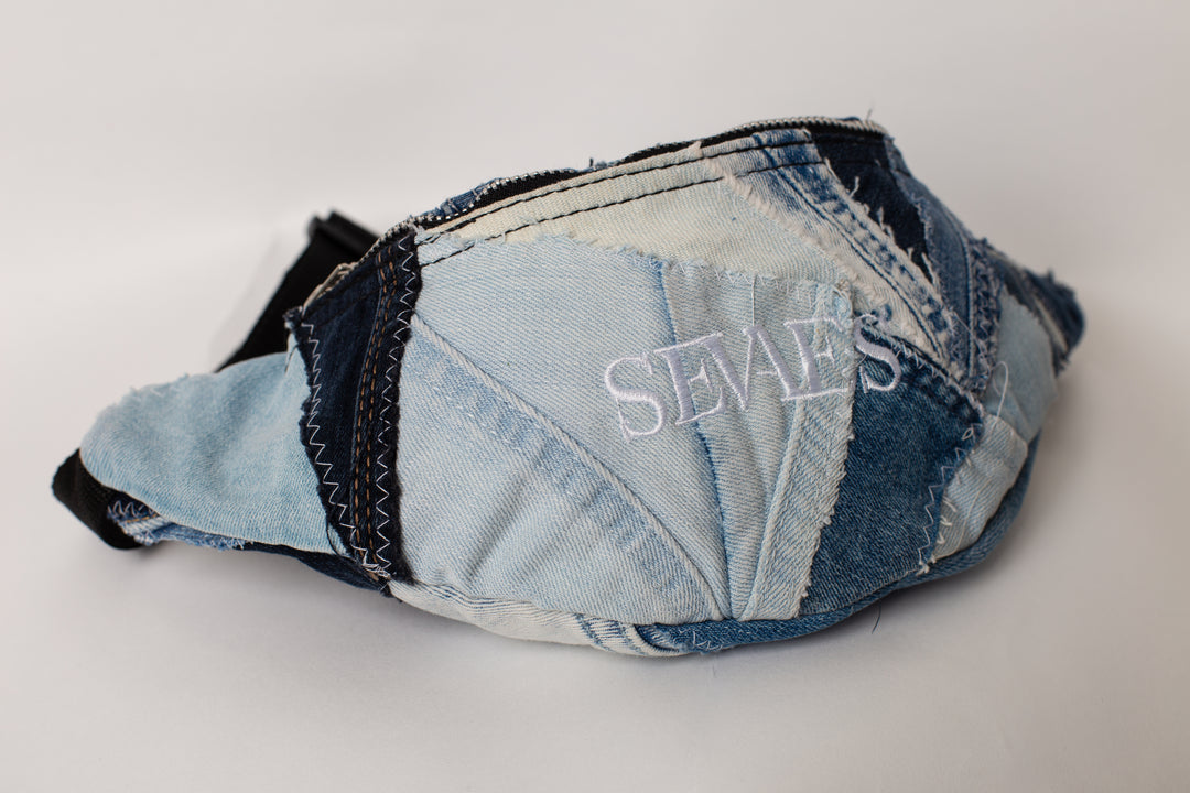 Voorkant - Lichtblauwe Denim Patchwork Fanny Pack – handgemaakt heuptasje van upcycled spijkerstof met verstelbare band - Sevaes