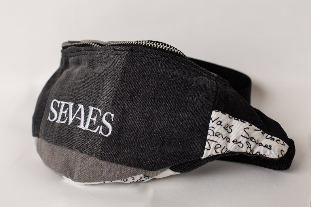 Zijvoorkant - Handgemaakte zwart-grijs-witte patchwork fanny pack van upcycled denim – Sevaes