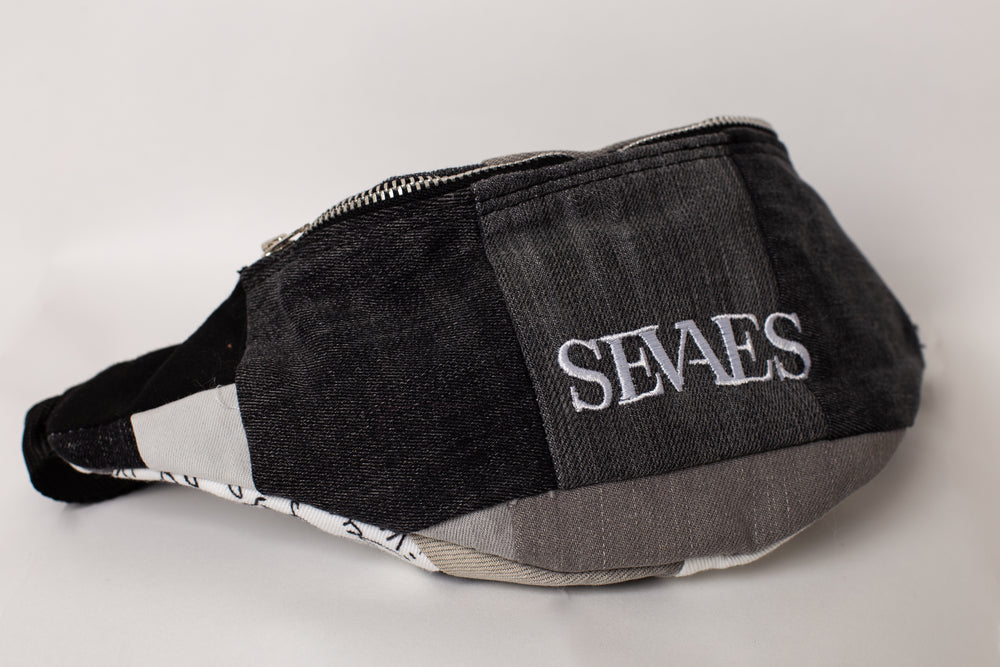 Voorkant - Handgemaakte zwart-grijs-witte patchwork fanny pack van upcycled denim – Sevaes
