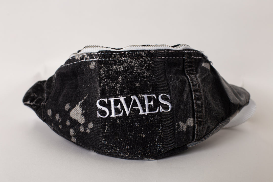 Voorkant - Handgemaakte zwart-grijze patchwork fanny pack van upcycled denim – Sevaes Rotterdam