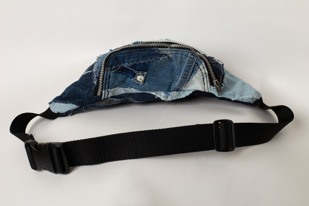Bovenkant - Lichtblauwe Denim Patchwork Fanny Pack – handgemaakt heuptasje van upcycled spijkerstof met verstelbare band - Sevaes
