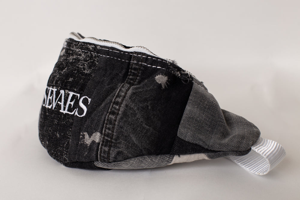 Zijkant - Handgemaakte zwart-grijze patchwork fanny pack van upcycled denim – Sevaes Rotterdam