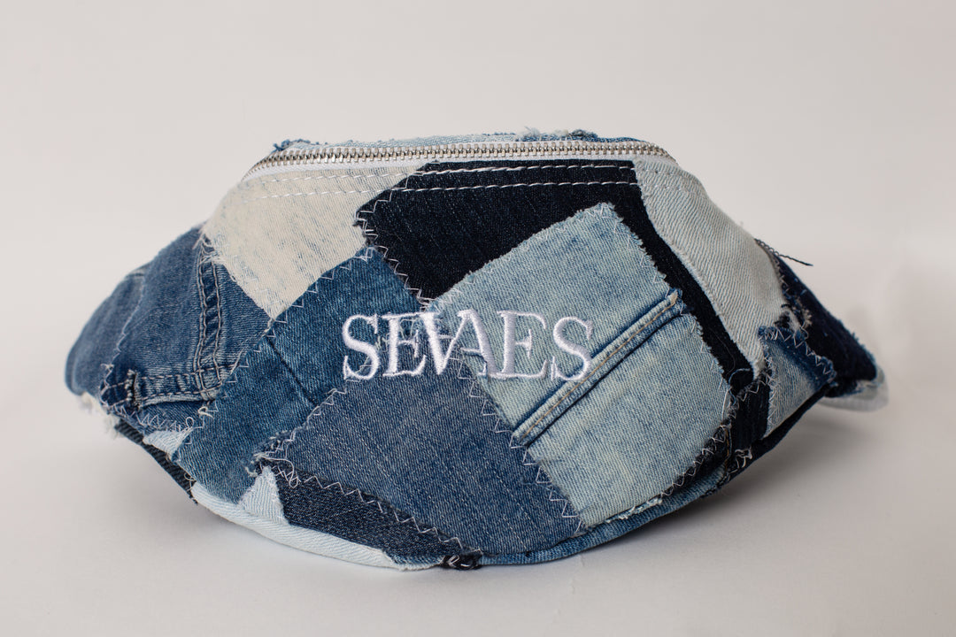 Voorkant - Handgemaakte fanny pack van upcycled spijkerstof in patchworkstijl – Sevaes Rotterdam