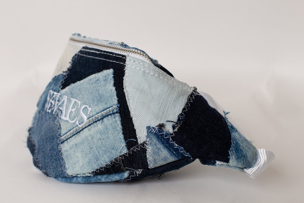 Zijkant - Handgemaakte fanny pack van upcycled spijkerstof in patchworkstijl – Sevaes Rotterdam