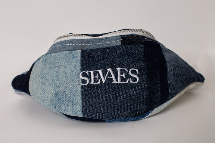 Voorkant - Upcycled fanny pack van spijkerstof – handgemaakt patchwork heuptas uit Rotterdam - Sevaes