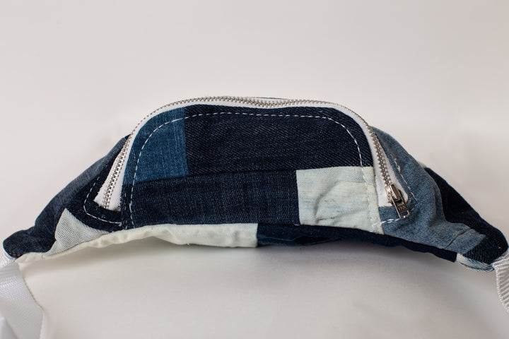 Bovenkant - Upcycled fanny pack van spijkerstof – handgemaakt patchwork heuptas uit Rotterdam - Sevaes