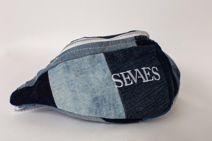 Zijkant - Upcycled fanny pack van spijkerstof – handgemaakt patchwork heuptas uit Rotterdam - Sevaes