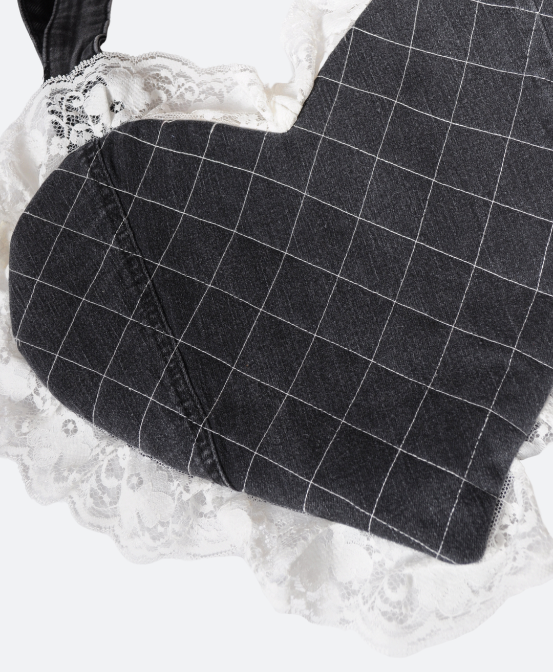 Close up Zwarte Denim Heart Bag met kanten Ruffles van Sevaes