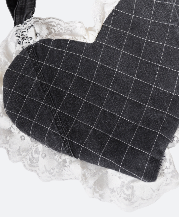 Close up Zwarte Denim Heart Bag met kanten Ruffles van Sevaes
