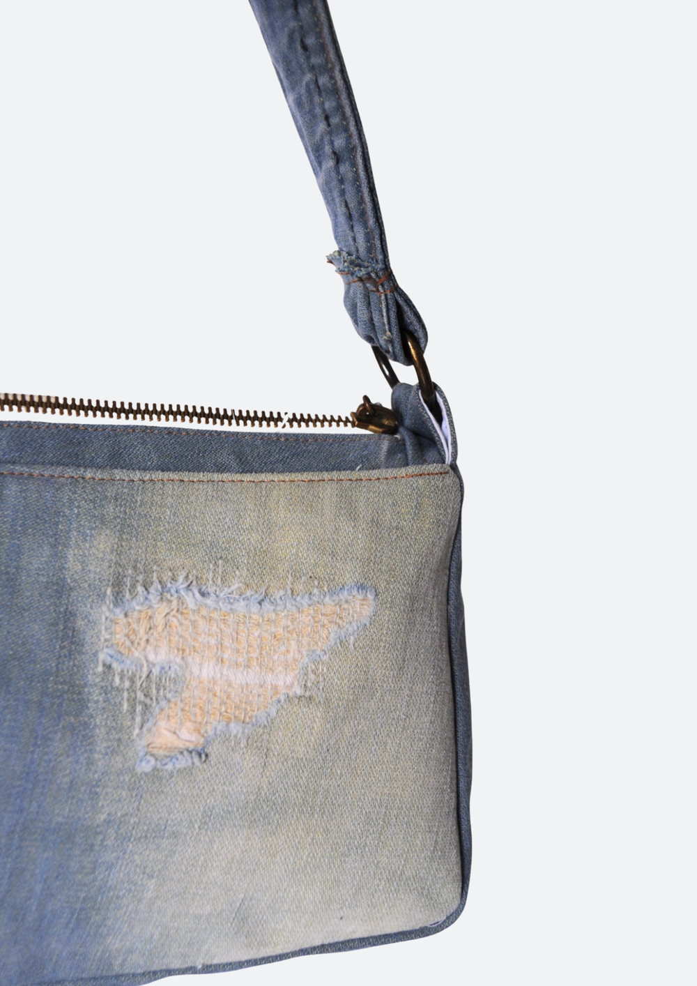 Close up voorkant - Upcycled denim 90s Bag - gemaakt van oude spijkbroeken - Handgemaakt in Rotterdam - Sevaes