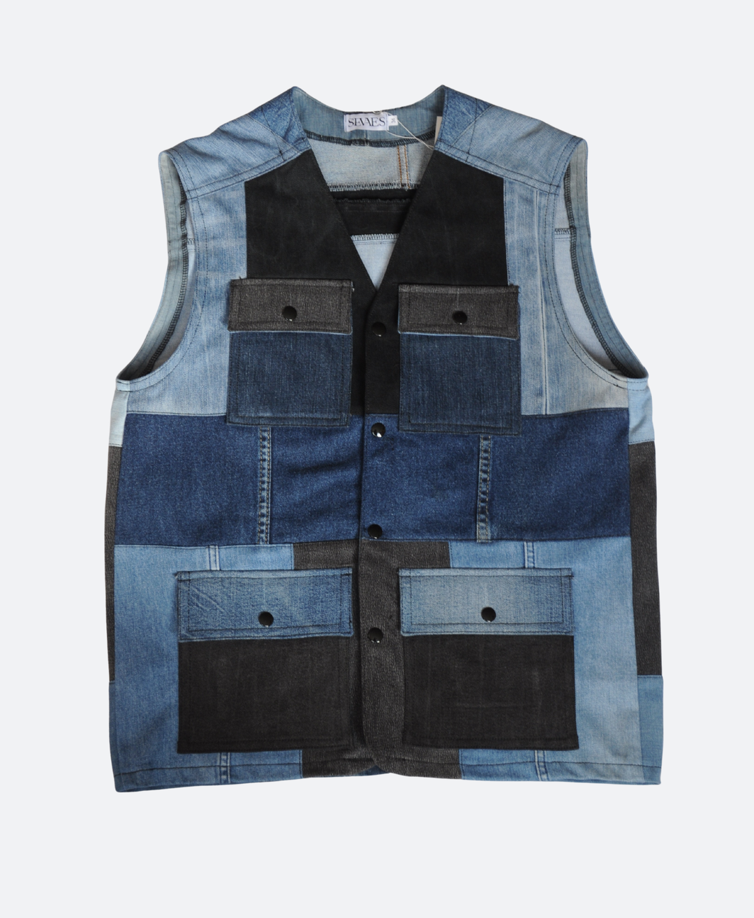 voorkant - Handgemaakt Sevaes utility vest van upcycled denim met blauw, zwart en grijs patchwork design.