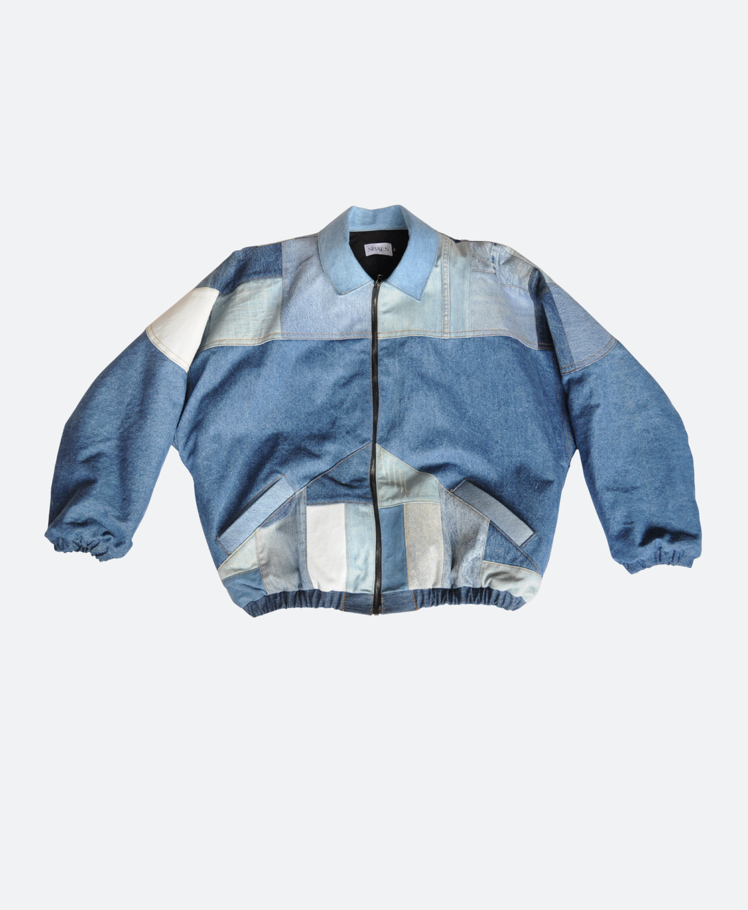 Voorkant - Upcycled denim patchwork bomberjack, handgemaakt unisex ontwerp van Sevaes in Rotterdam.