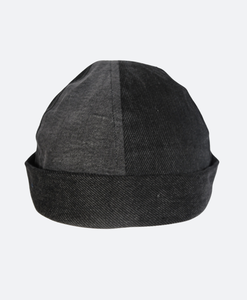 Voorkant zwarte denim dockers cap, upcycled van spijkerbroeken, duurzaam, verstelbaar en uniek – gemaakt in ons atelier in Rotterdam. - Sevaes