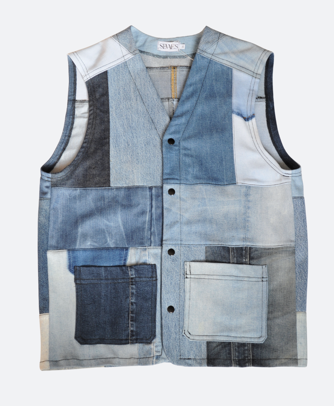 Voorkant Handgemaakt patchwork utility vest voor mannen. Gemaakt van 100% upcycled denim in verschillende blauwtinten – regular fit vest maat 36 van Sevaes.