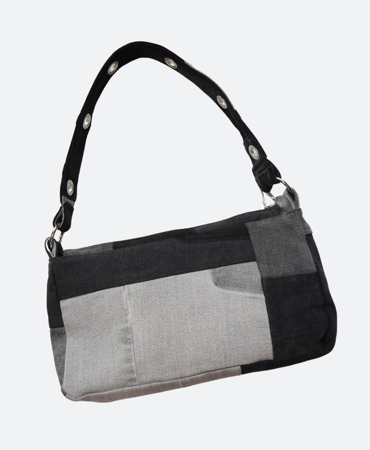 Voorkant - Zwart-Grijze Patchwork Denim 90s Bag –  upcycled van oude denim broeken, handgemaakt in Rotterdam - Sevaes