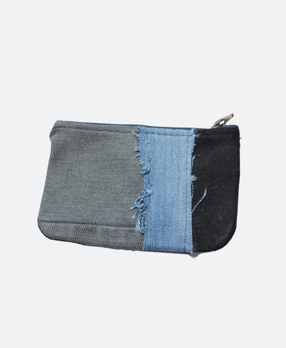 Achterkant - Upcycled zwart‑grijs‑blauwe denim portemonnee – handgemaakt en duurzaam accessoire voor hem en haar
