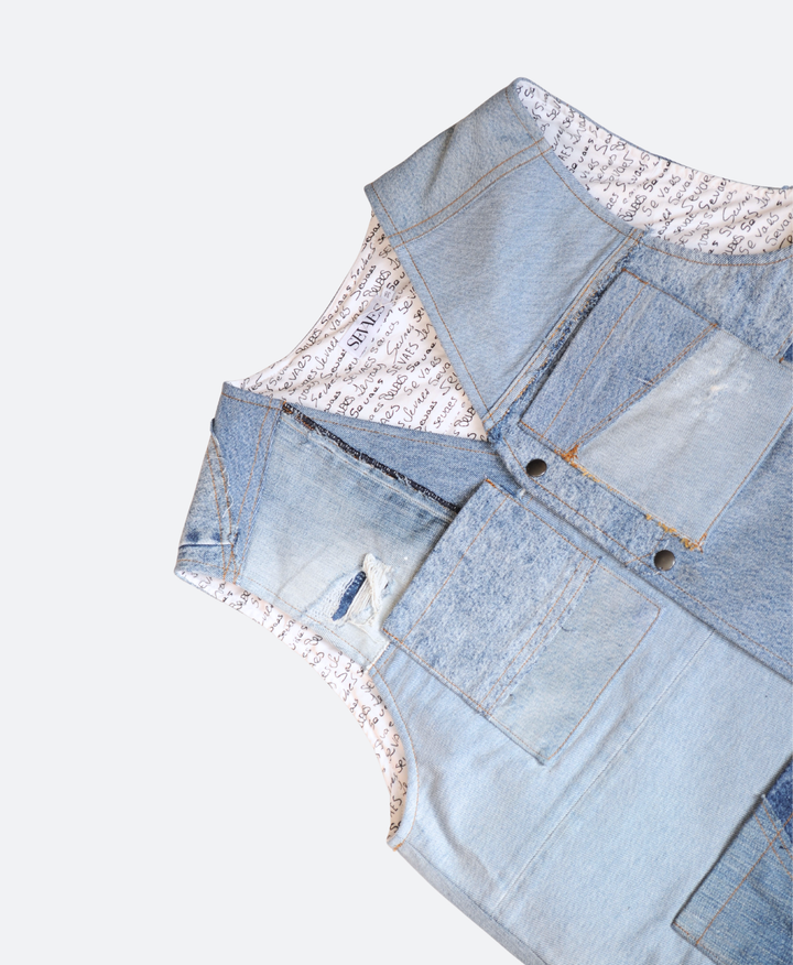 Close up voorkant - Light blue utility patchwork vest van 100% upcycled denim – handgemaakt Sevaes vest met regular fit voor mannen, maat 38. 