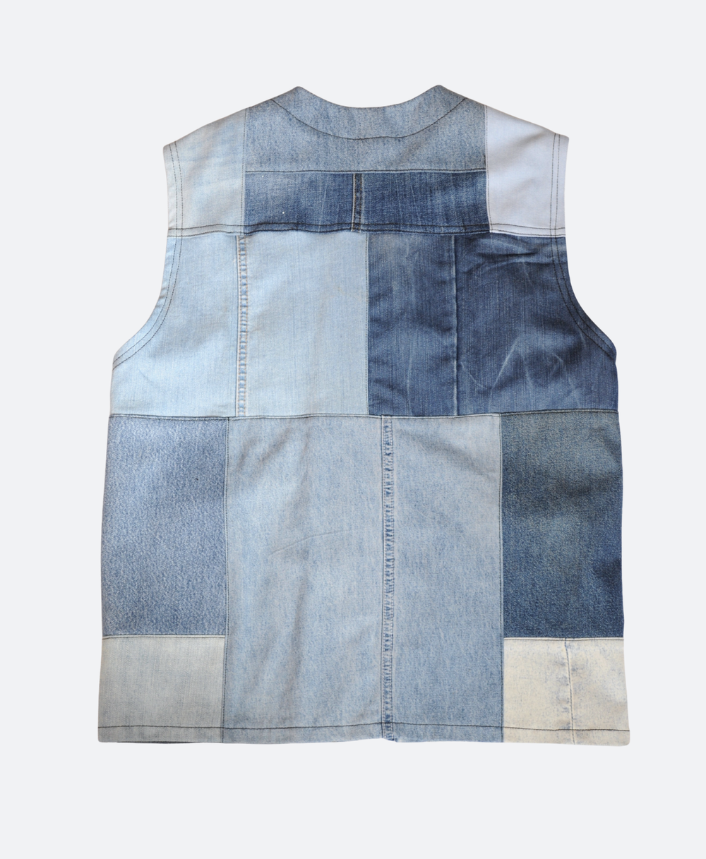 Achterkant Handgemaakt patchwork utility vest voor mannen. Gemaakt van oude broeken in verschillende blauwtinten – regular fit vest maat 36 van Sevaes.