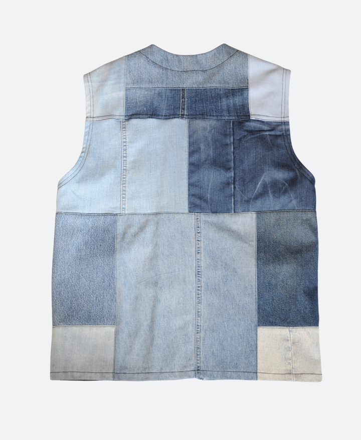 Achterkant Handgemaakt patchwork utility vest voor mannen. Gemaakt van oude broeken in verschillende blauwtinten – regular fit vest maat 36 van Sevaes.