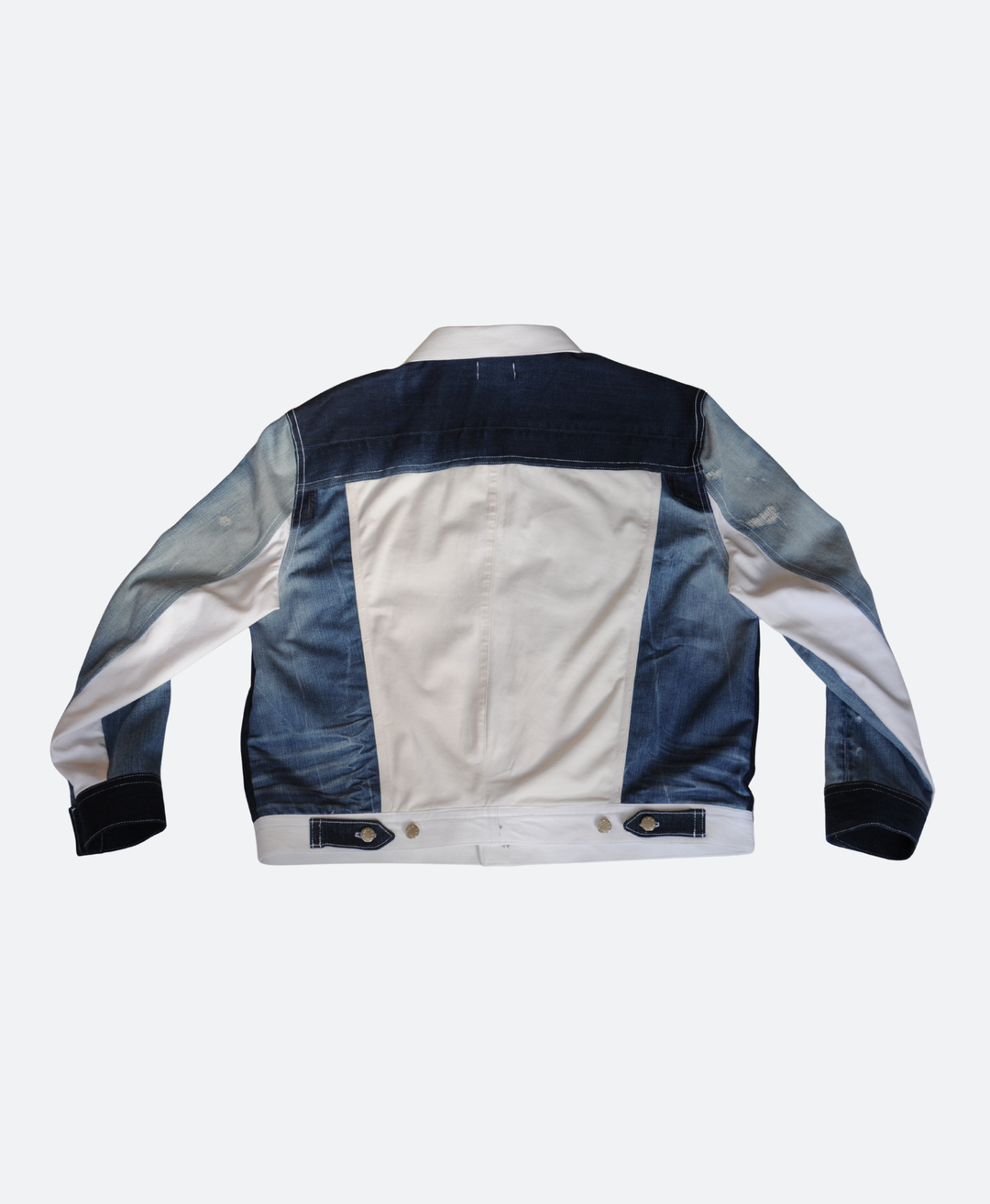 Achterkant - Unisex denim spijkerjacket handgemaakt van 100% upcycled denim – duurzame regular fit spijkerjas van Sevaes maat XL