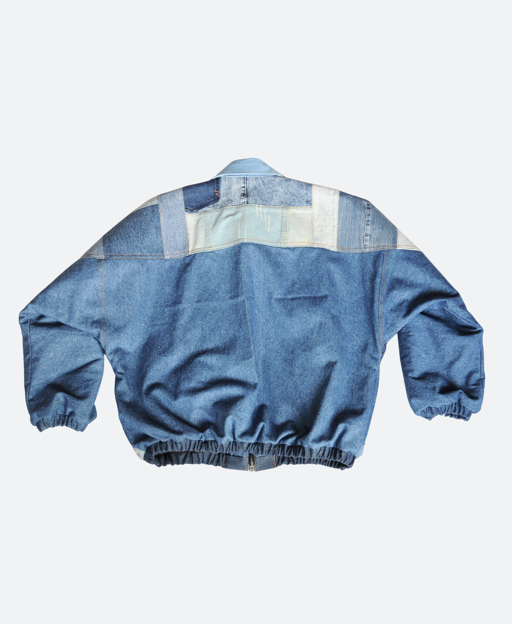 Achterkant - Upcycled denim patchwork bomberjack, handgemaakt unisex ontwerp van Sevaes in Rotterdam.